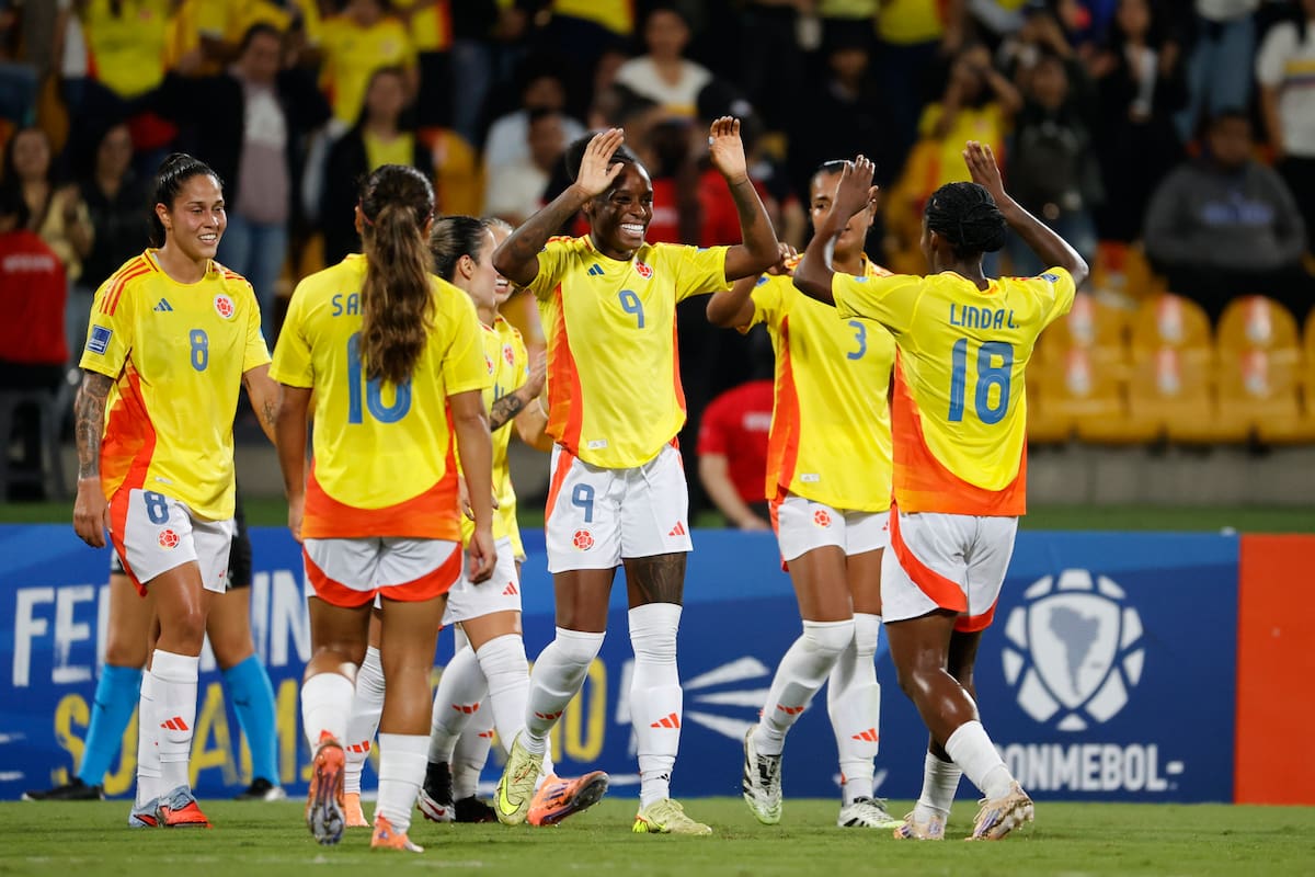 AME1276. MEDELLIN (COLOMBIA), 24/10/2025.- Jugadoras de Colombia celebran un gol este viernes, en un partido de la Liga de Naciones Femenina entre Colombia y Perú en el Atanasio Girardot, en Medellin (Colombia). EFE/ Mauricio Dueñas Castañeda