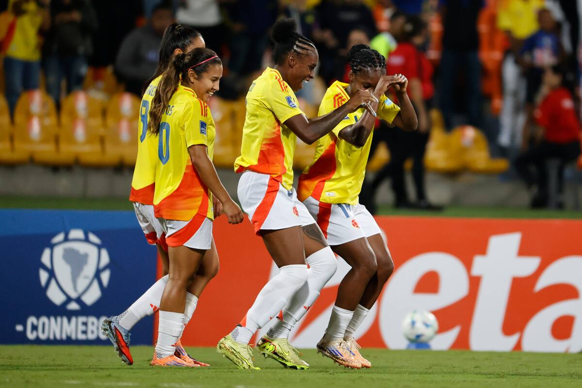 AME1276. MEDELLIN (COLOMBIA), 24/10/2025.- Jugadoras de Colombia celebran un gol este viernes, en un partido de la Liga de Naciones Femenina entre Colombia y Perú en el Atanasio Girardot, en Medellin (Colombia). EFE/ Mauricio Dueñas Castañeda
