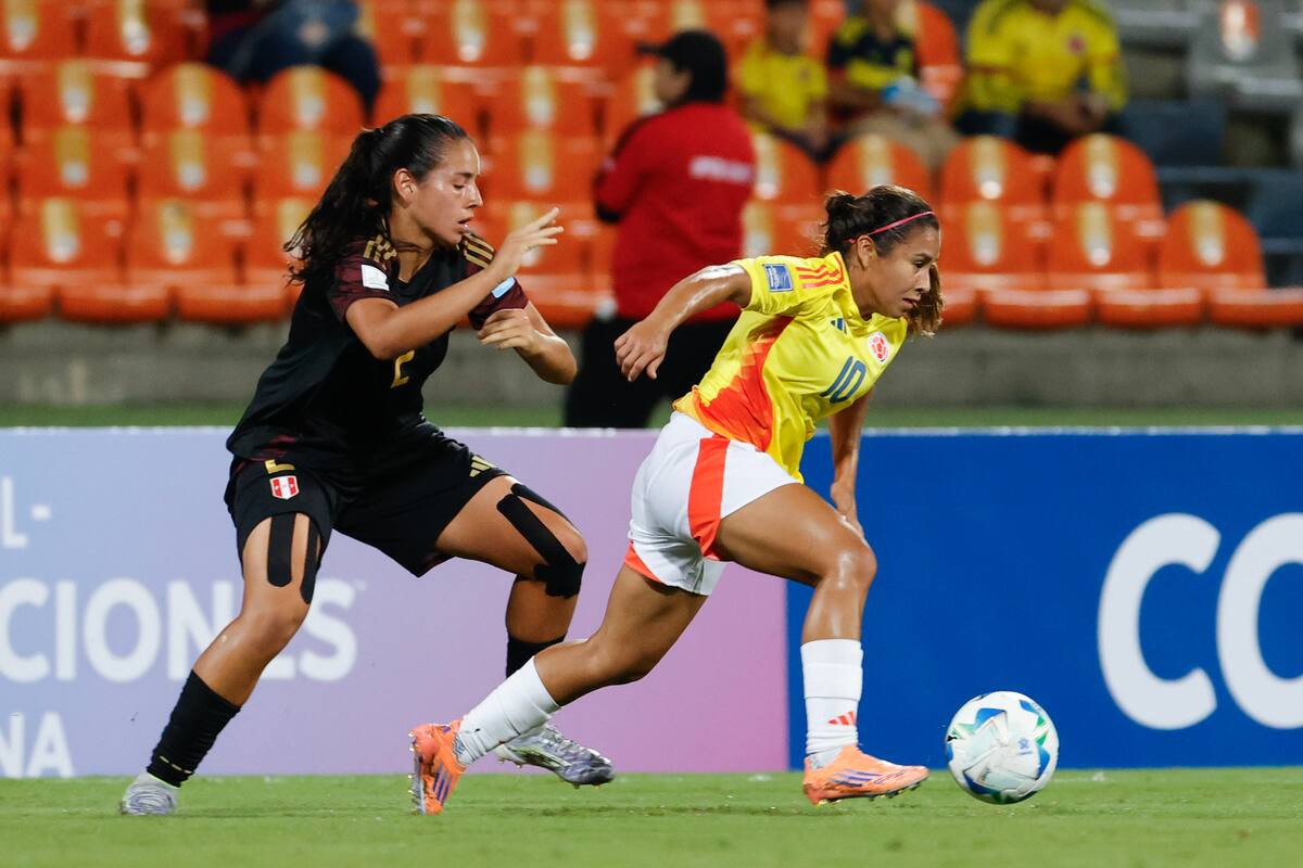 AME1276. MEDELLIN (COLOMBIA), 24/10/2025.- Leicy Santos (d) de Colombia disputa el balón con Luana Chamochumbi (i) este viernes, en un partido de la Liga de Naciones Femenina entre Colombia y Perú en el Atanasio Girardot, en Medellin (Colombia). EFE/ Mauricio Dueñas Castañeda