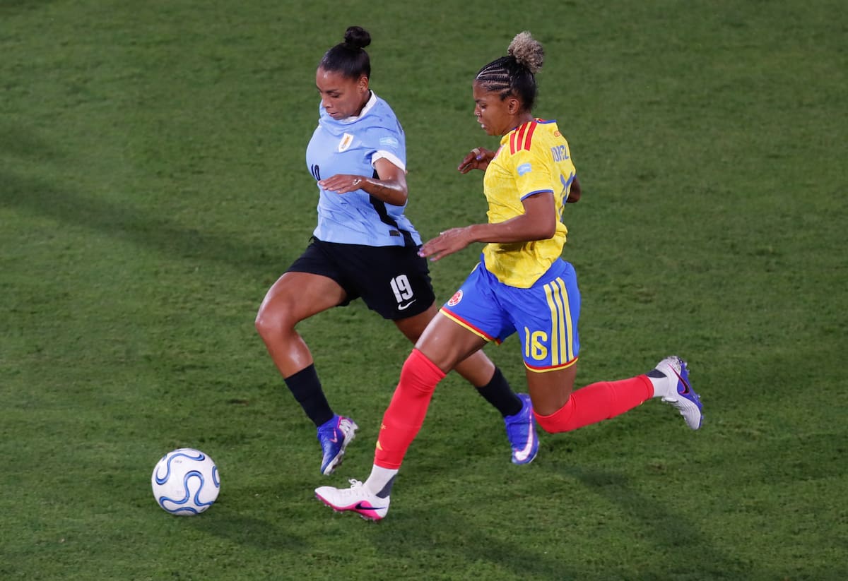 AME9047. CALI (COLOMBIA), 05/06/2026.- Jorelyn Carabalí (d) de Colombia disputa un balón con Wendy Carballo de Uruguay este viernes, en un partido de la Liga de Naciones entre Colombia y Uruguay en el estadio Pascual Guerrero en Cali (Colombia). EFE/ Ernesto Guzmán Jr.