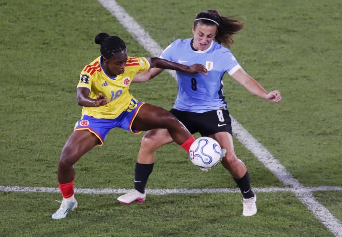 AME9021. CALI (COLOMBIA), 05/06/2026.- Linda Caicedo (i) de Colombia disputa un balón con Ximena Velazco de Uruguay este viernes, en un partido de la Liga de Naciones entre Colombia y Uruguay en el estadio Pascual Guerrero en Cali (Colombia). EFE/ Ernesto Guzmán Jr.