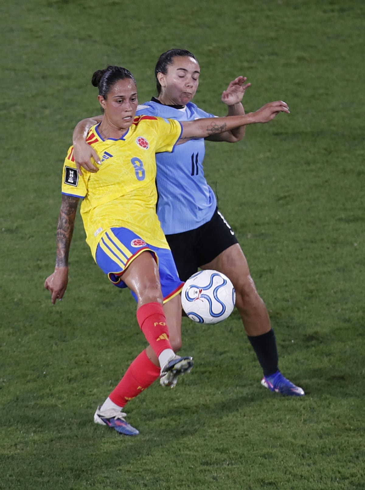 AME9022. CALI (COLOMBIA), 05/06/2026.- Marcela Restrepo (i) de Colombia disputa un balón con Esperanza Pizarro de Uruguay este viernes, en un partido de la Liga de Naciones entre Colombia y Uruguay en el estadio Pascual Guerrero en Cali (Colombia). EFE/ Ernesto Guzmán Jr.