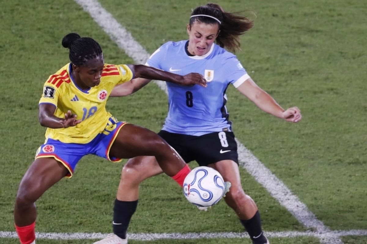 AME9021. CALI (COLOMBIA), 05/06/2026.- Linda Caicedo (i) de Colombia disputa un balón con Ximena Velazco de Uruguay este viernes, en un partido de la Liga de Naciones entre Colombia y Uruguay en el estadio Pascual Guerrero en Cali (Colombia). EFE/ Ernesto Guzmán Jr.