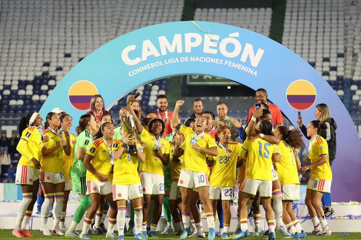 AME249. ASUNCIÓN (PARAGUAY), 09/06/2026.- Jugadoras de Colombia celebran al ganar la Liga de Naciones este martes, en un partido contra Paraguay en el estadio Defensores del Chaco en Asunción (Paraguay). EFE/ Juan Pablo Pino