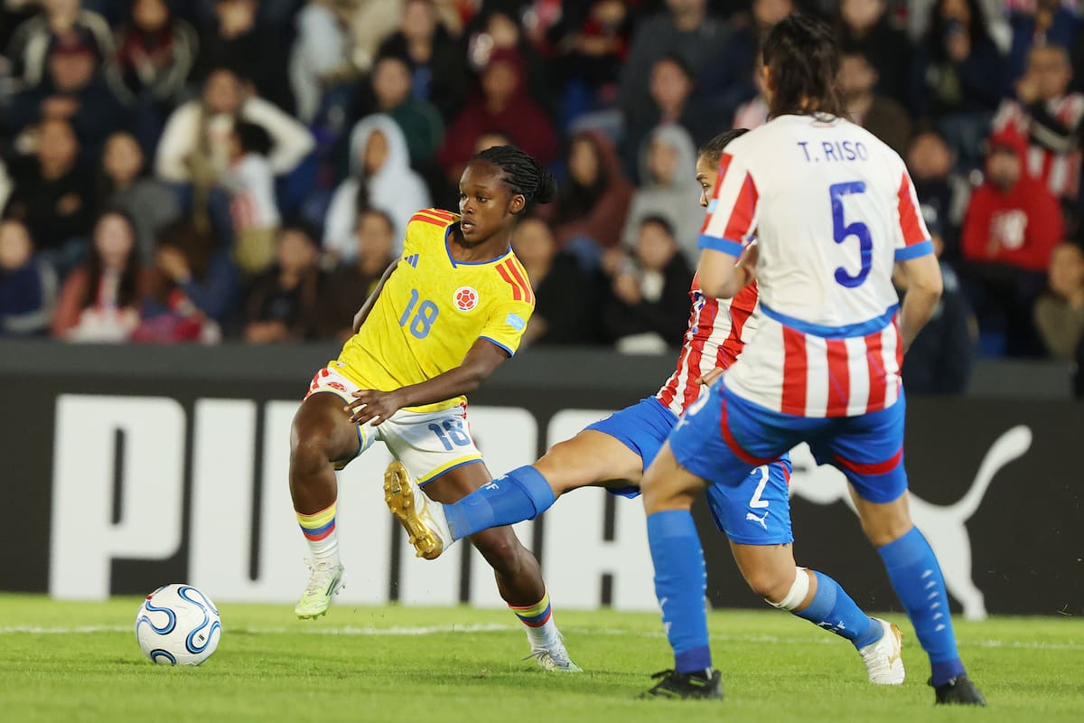 AMDEP6636. ASUNCIÓN (PARAGUAY), 09/06/2026.- Limpia Fretes (c) y Tania Riso (d) de Paraguay disputan el balón con Linda Caicedo de Colombia este martes, en un partido de la Liga de Naciones en el estadio Defensores del Chaco en Asunción (Paraguay). EFE/Juan Pablo Pino