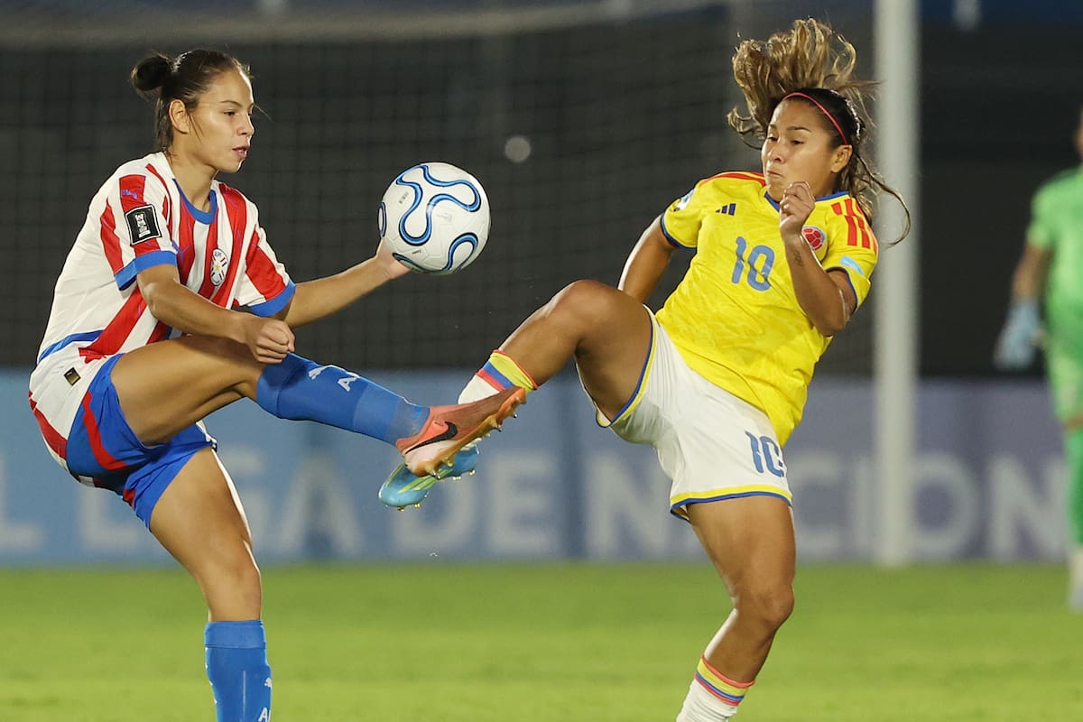 AMDEP6636. ASUNCIÓN (PARAGUAY), 09/06/2026.- Claudia Martínez (i) de Paraguay disputa el balón con Leicy Santos de Colombia este martes, en un partido de la Liga de Naciones en el estadio Defensores del Chaco en Asunción (Paraguay). EFE/Juan Pablo Pino