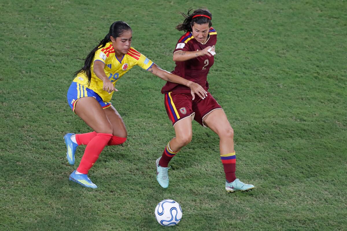 AME2265. CALI (COLOMBIA), 10/04/2026.- Maithe Lopez (i) de Colombia disputa un balón con Veronica Herrera de Venezuela este viernes, en un partido de la Liga de Naciones Femenina entre Colombia y Venezuela en el estadio Pascual Guerrero de Cali (Colombia). EFE/ Ernesto Guzmán