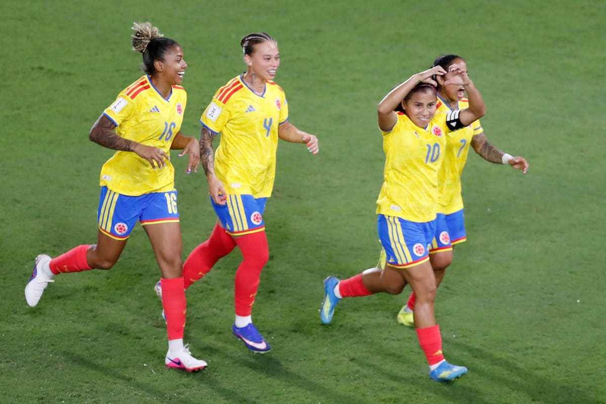 AME2265. CALI (COLOMBIA), 10/04/2026.- Jugadoras de Colombia celebran un gol este viernes, en un partido de la Liga de Naciones Femenina entre Colombia y Venezuela en el estadio Pascual Guerrero de Cali (Colombia). EFE/ Ernesto Guzmán