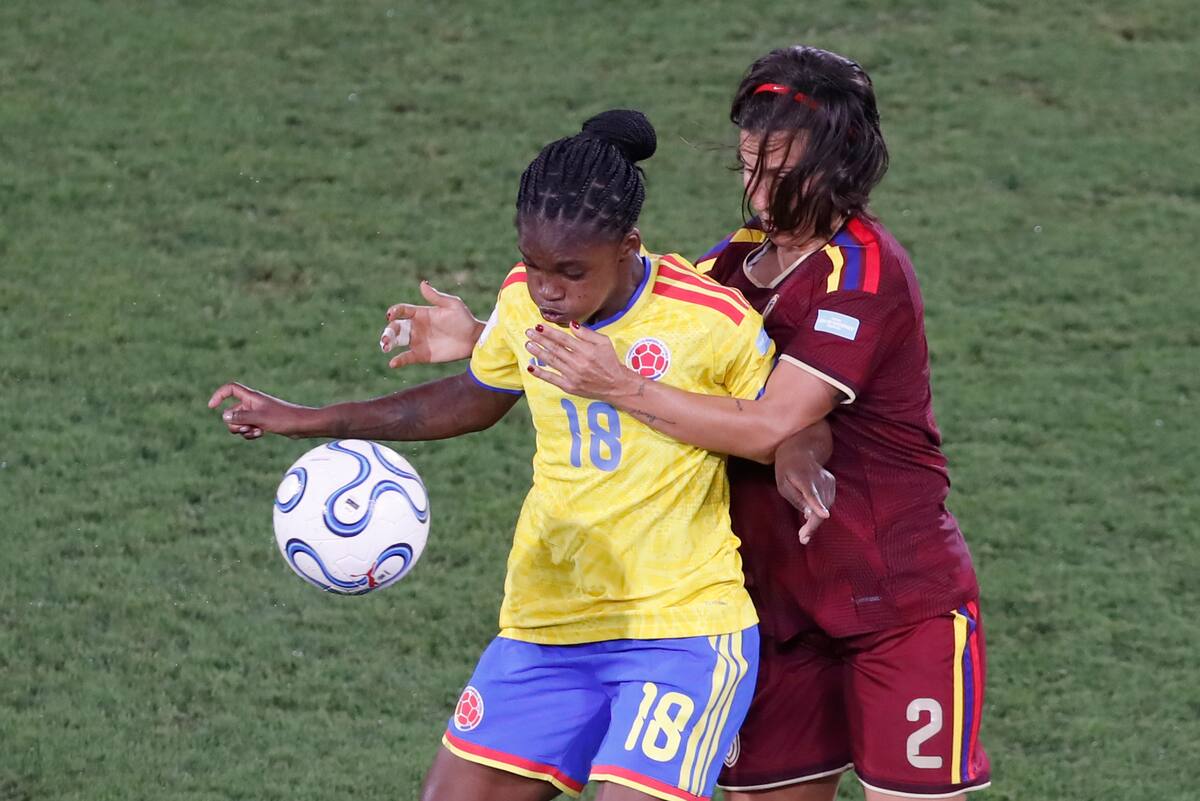 AME2265. CALI (COLOMBIA), 10/04/2026.- Linda Caicedo (i) de Colombia disputa un balón con Veronica Herrera de Venezuela este viernes, en un partido de la Liga de Naciones Femenina entre Colombia y Venezuela en el estadio Pascual Guerrero de Cali (Colombia). EFE/ Ernesto Guzmán