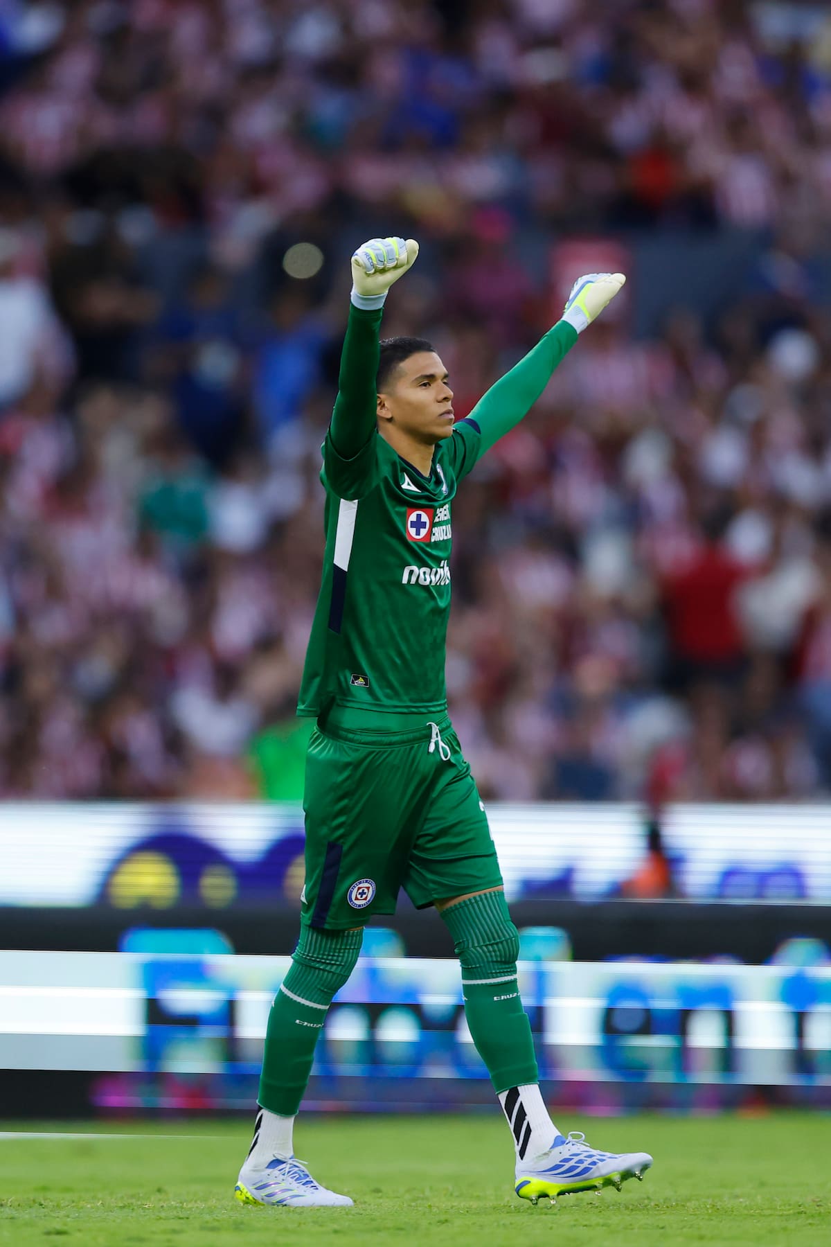 AME2348. GUADALAJARA (MÉXICO), 16/05/2026.- Kevin Mier de Cruz Azul celebra un gol de su equipo este sábado, en un partido de la semifinal de la Liga MX entre Guadalajara y Cruz Azul en el Estadio Jalisco, en Guadalajara (México). EFE/ Francisco Guasco