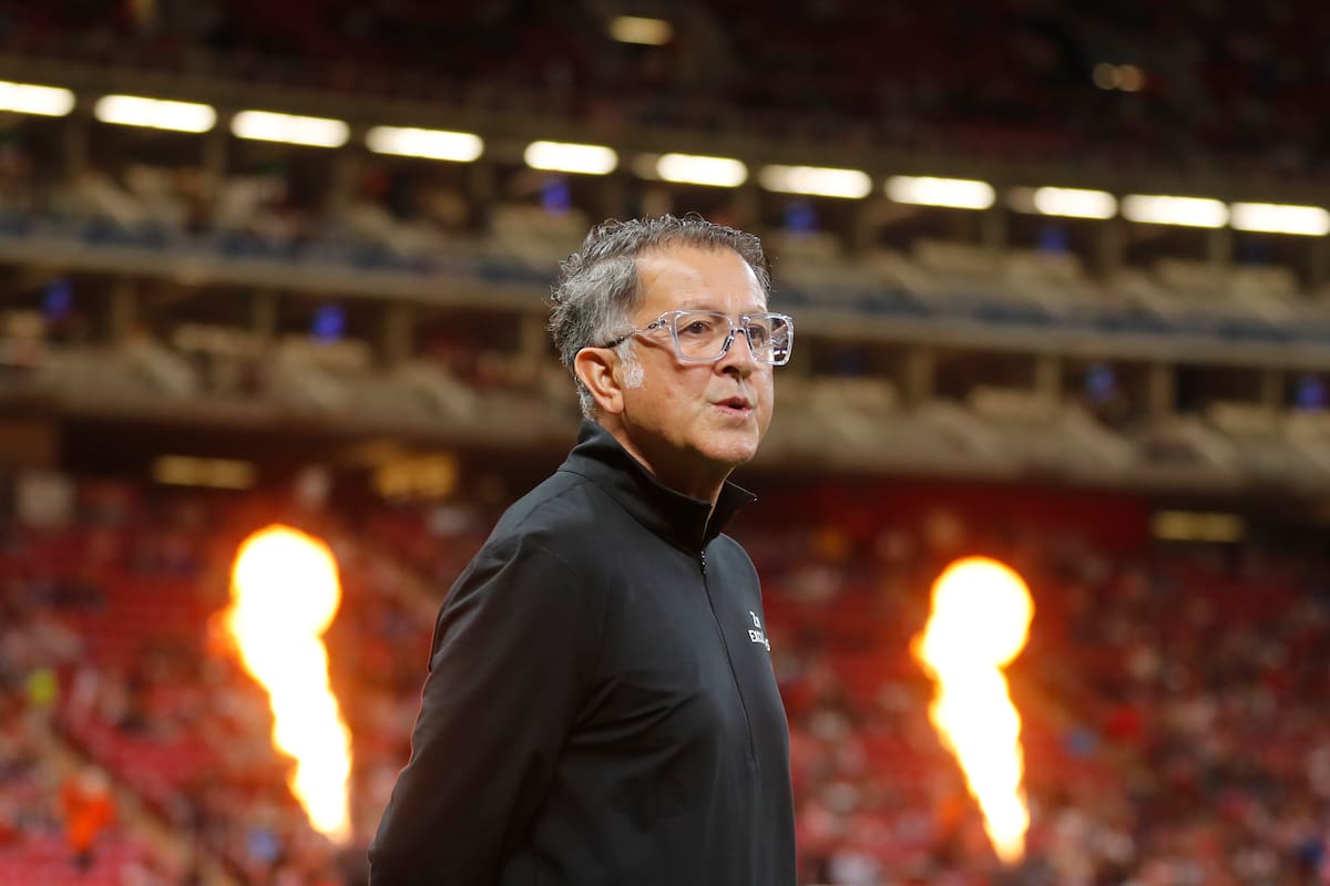 AME8850. GUADALAJARA (MÉXICO), 09/02/2025.- El entrenador de Tijuana Juan Carlos Osorio, reacciona este domingo, previo a un partido por la jornada 6 del Torneo Clausura 2025 de la Liga MX entre Guadalajara y Tijuana en el Estadio Akron en Guadalajara (México). EFE/ Francisco Guasco