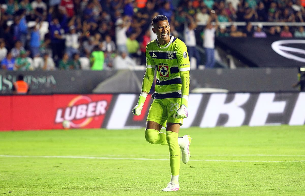 MEX1948. LEÓN (MÉXICO), 08/05/2025.- Kevin Mier de Cruz Azul celebra un gol este jueves, en un partido de ida por los cuartos de final del torneo Clausura 2025 de la Liga MX entre León y Cruz Azul, en el estadio León, en la ciudad de León (México). EFE/ Luis Ramírez