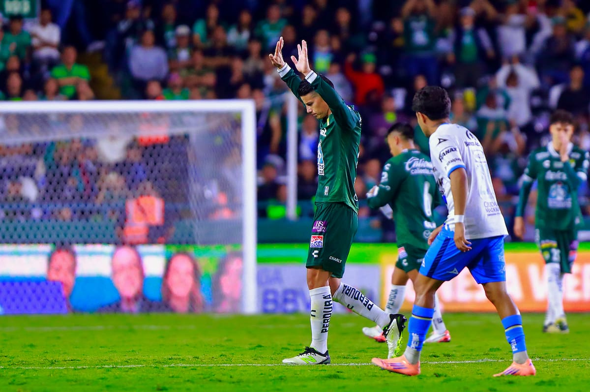 MEX8085. LEÓN (MÉXICO), 08/11/2025.- James Rodríguez de León saluda este sábado, durante un partido de la Liga MX entre León y Puebla en el estadio León (México). EFE/Luis Ramírez