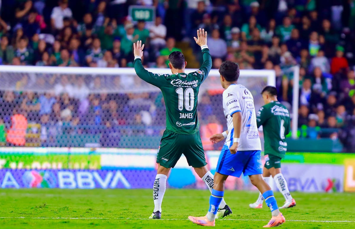 MEX8085. LEÓN (MÉXICO), 08/11/2025.- James Rodríguez de León saluda este sábado, durante un partido de la Liga MX entre León y Puebla en el estadio León (México). EFE/Luis Ramírez
