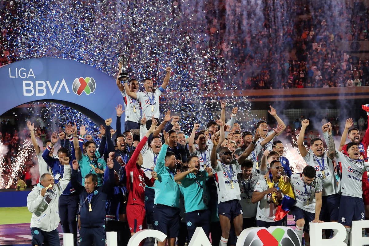 MEX3571. CIUDAD DE MÉXICO (MÉXICO), 24/05/2026.- Jugadores de Cruz Azul celebran con el trofeo de campeón este domingo, al ganar la final de la Liga MX entre Pumas y Cruz Azul, en el estadio Olímpico Universitario en la Ciudad de México (México). EFE/Mario Guzmán