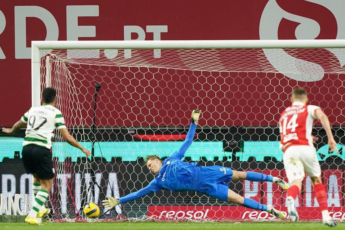 Braga (Portugal), 07/03/2026.- Sporting player Luis Suárez (L) scores the 1-2 goal against SC Braga during the Liga Portugal soccer match between SC Braga and Sporting CP at Municipal de Braga in Braga, Portugal, 07 March 2026. EFE/EPA/HUGO DELGADO