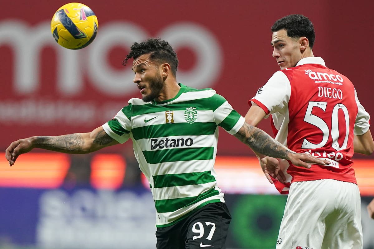 Braga (Portugal), 07/03/2026.- SC Braga player Diego Rodrigues (R) in action against Sporting player Luis Suárez (L) during the Liga Portugal soccer match between SC Braga and Sporting CP at Municipal de Braga in Braga, Portugal, 07 March 2026. EFE/EPA/HUGO DELGADO
