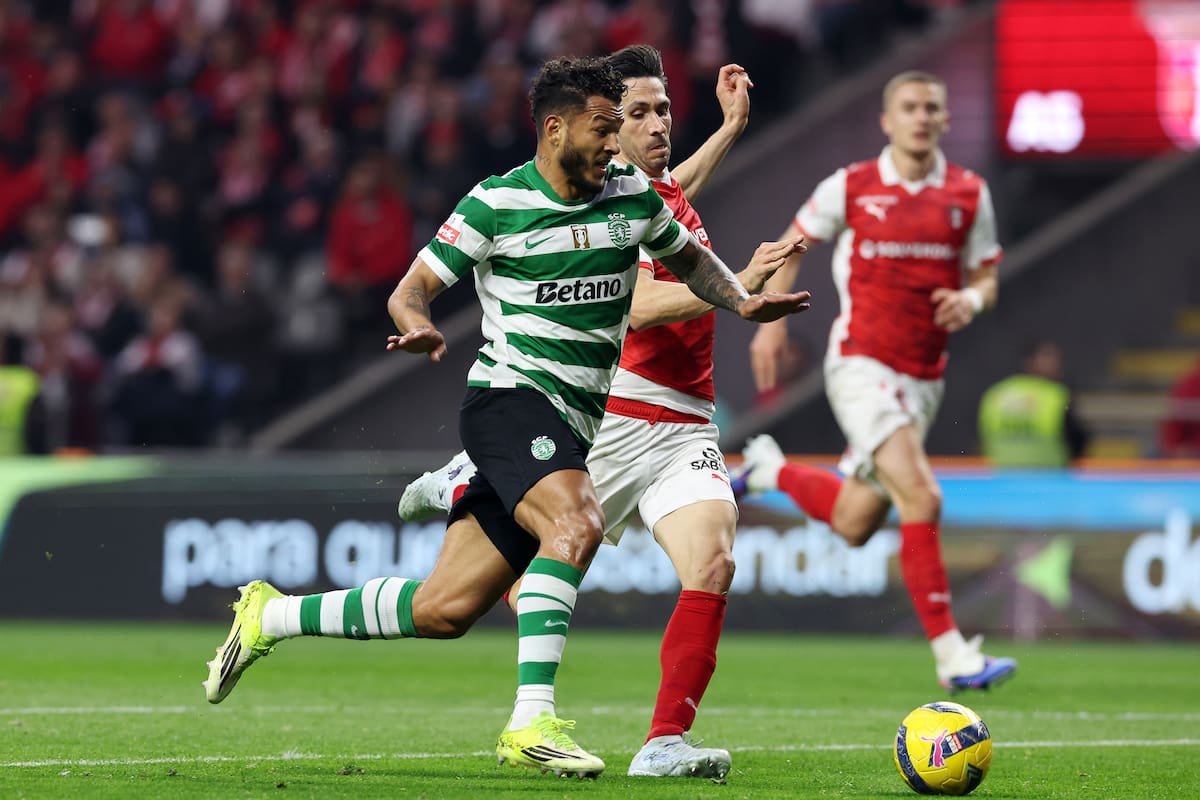 Braga (Portugal), 07/03/2026.- SC Braga player Florian Grillitsch (C) in action against Sporting player Luis Suárez (L) during the Liga Portugal soccer match between SC Braga and Sporting CP at Municipal de Braga in Braga, Portugal, 07 March 2026. EFE/EPA/ESTELA SILVA