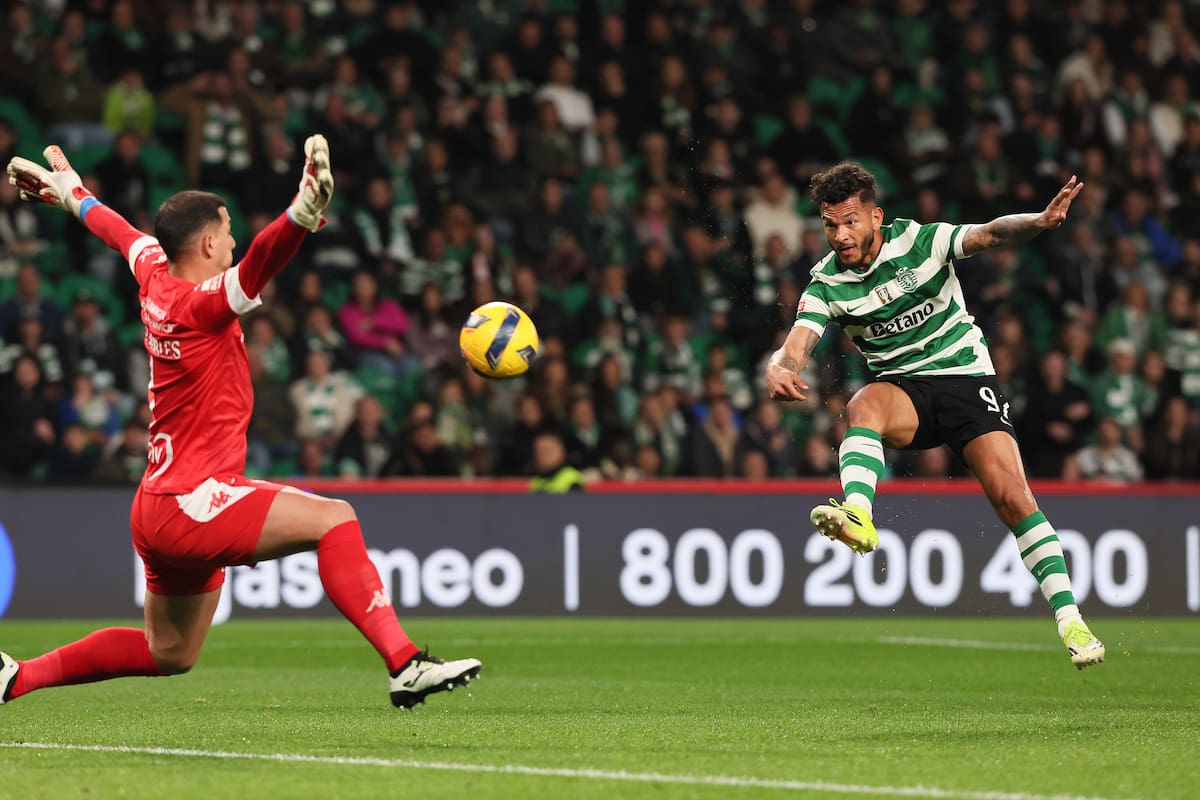 Lisbon (Portugal), 27/02/2026.- Sporting`s Luis Suarez (R) scores a goal during the Liga Portugal soccer match Sporting against Estoril Praia held at Alvalade Stadium in Lisbon, Portugal, 27 February 2026. (Lisboa) EFE/EPA/MANUEL DE ALMEIDA