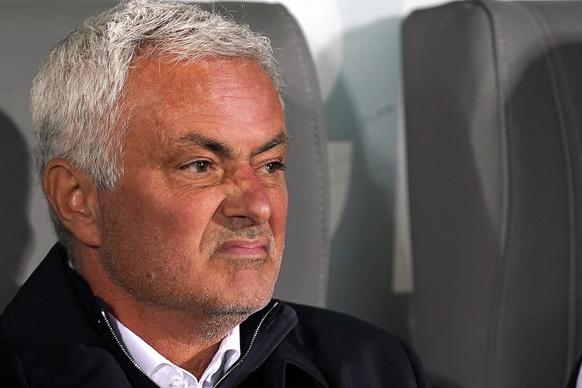 Guimarães (Portugal), 01/11/2025.- Benfica's head coach Jose Mourinho grimaces during the Portuguese Primeira Liga match between Vitoria SC and SL Benfica in Guimaraes, Portugal, 01 November 2025. EFE/EPA/HUGO DELGADO