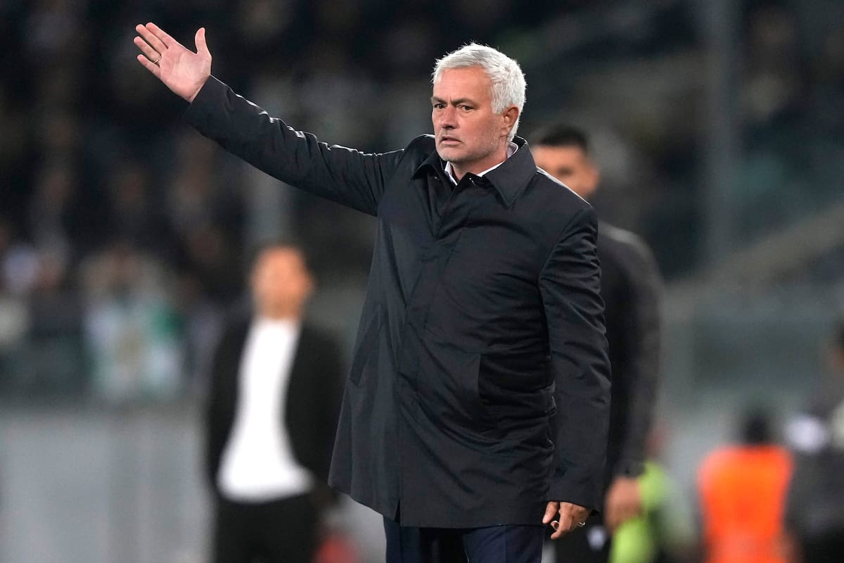 Guimarães (Portugal), 01/11/2025.- Benfica's head coach Jose Mourinho gestures during the Portuguese Primeira Liga match between Vitoria SC and SL Benfica in Guimaraes, Portugal, 01 November 2025. EFE/EPA/HUGO DELGADO