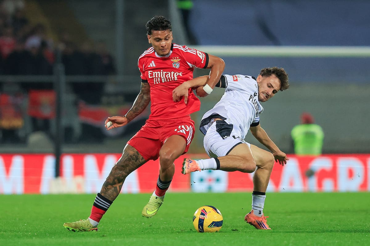 Guimarães (Portugal), 01/11/2025.- Vitoria de Guimaraes player Fabio Blanco (R) and Benfica player Richard Rios (L) in action during the Portuguese Primeira Liga match between Vitoria SC and SL Benfica in Guimaraes, Portugal, 01 November 2025. EFE/EPA/ESTELA SILVA