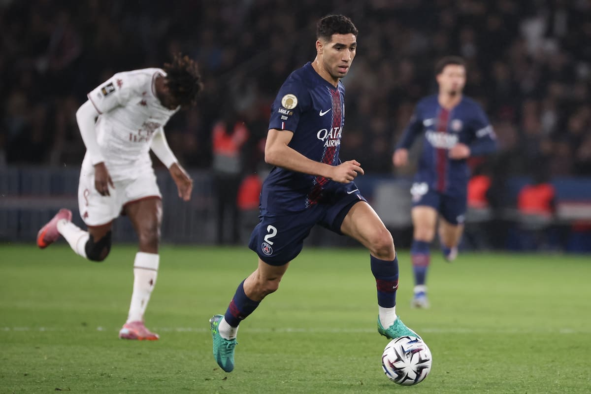 PARIS (France), 21/02/2026.- Achraf Hakimi (C) of PSG in action during the French Ligue 1 soccer match between PSG and FC Metz, in Paris, France, 21 February 2026. (Francia) EFE/EPA/CHRISTOPHE PETIT TESSON