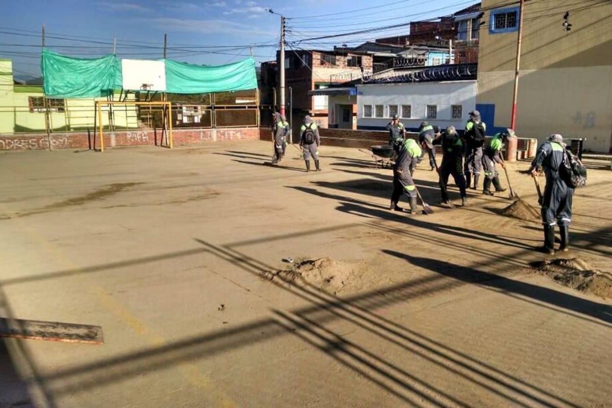 Personal de la PDS hace la limpieza de tres canchas en la localidad afectadas por las lluvias, entre ellas la del “Pobre Luis”, que resultó inundada el pasado sábado (foto de abajo). (Foto: Fotos: Suministradas/VANGUARDIA LIBERAL)