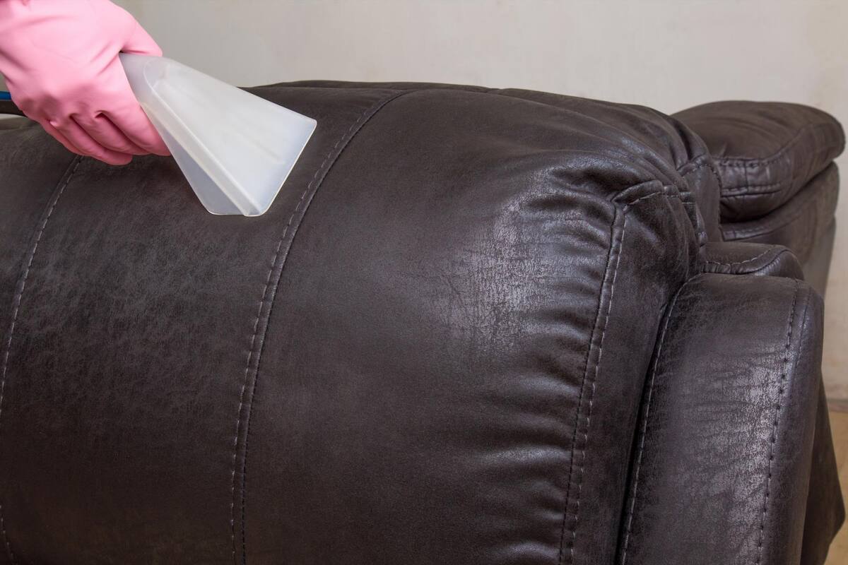 Utilice un accesorio de cepillo suave en su aspiradora para eliminar el polvo y los residuos.