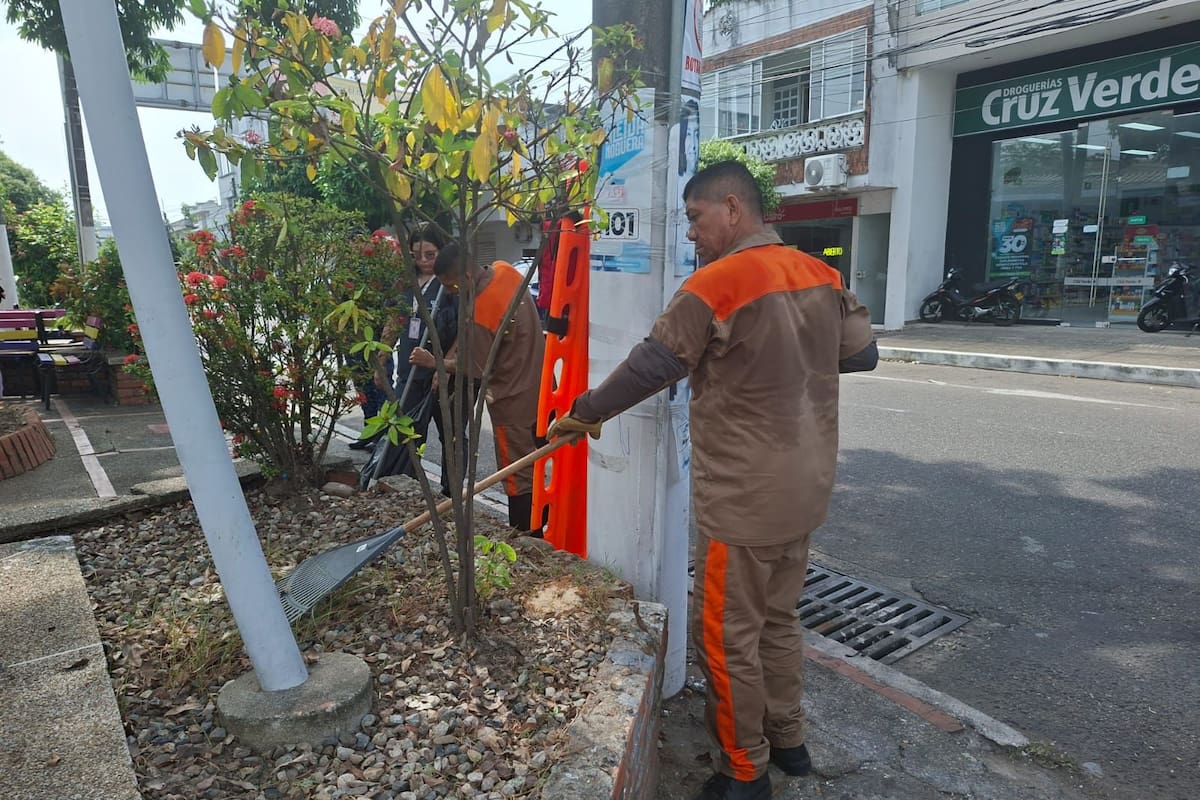 Personas privadas de la libertad participaron en labores de limpieza y embellecimiento en el Parque El Reloj, como parte del programa “Buena Esa”, que busca fortalecer su proceso de resocialización en Barrancabermeja.
Suministrada/Vanguardia