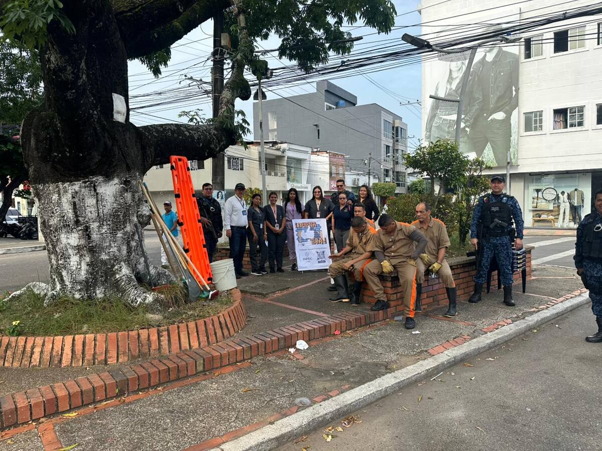 Personas privadas de la libertad participaron en labores de limpieza y embellecimiento en el Parque El Reloj, como parte del programa “Buena Esa”, que busca fortalecer su proceso de resocialización en Barrancabermeja.
Suministrada/Vanguardia