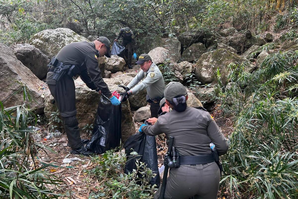 La Policía Nacional lideró limpieza en el parque Ragonessi de San Gil