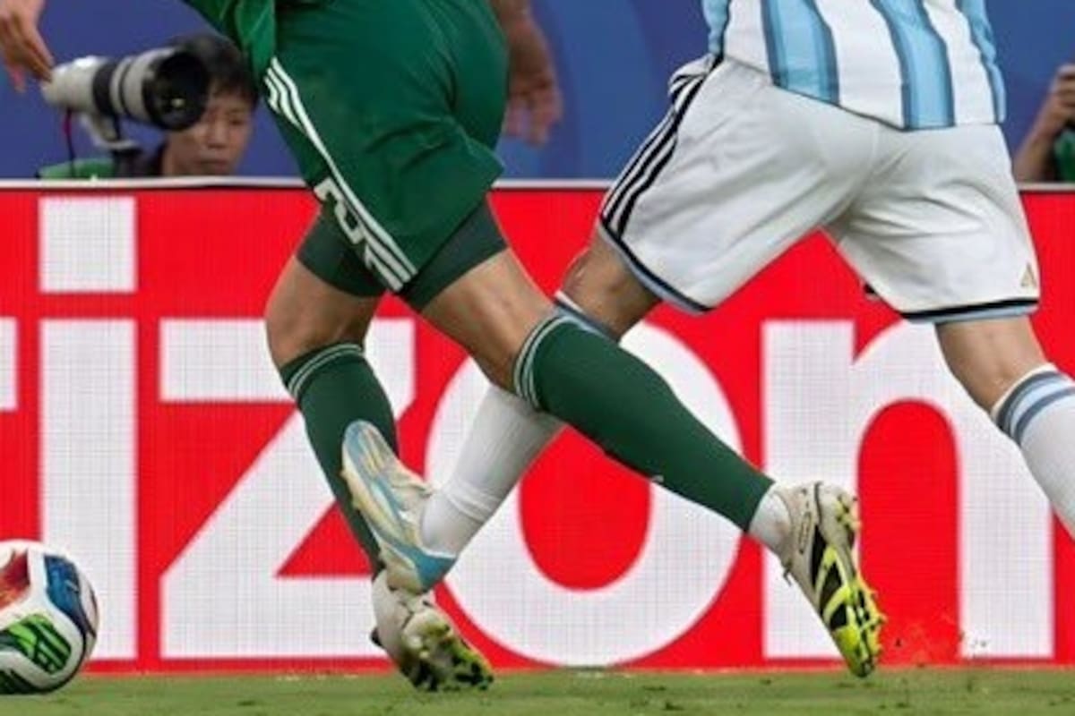 Lionel Messi golpeó a un rival en el juego entre Argentina y Argelia, pero el juez apenas sancionó con falta, una acción que muchos reclamaron, mínimo, de amarilla. Foto: captura de pantalla