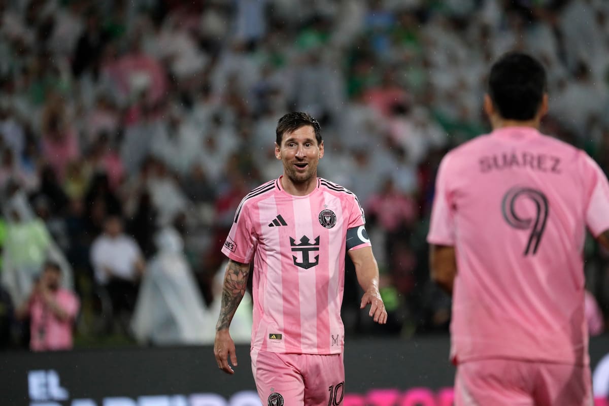 AME244. MEDELLÍN (COLOMBIA), 31/01/2026.- Lionel Messi (c) del Inter Miami reacciona este sábado, durante un partido amistoso entre el Inter Miami y Atlético Nacional en el estadio Atanasio Girardot, en Medellín (Colombia). EFE/ Carlos Ortega