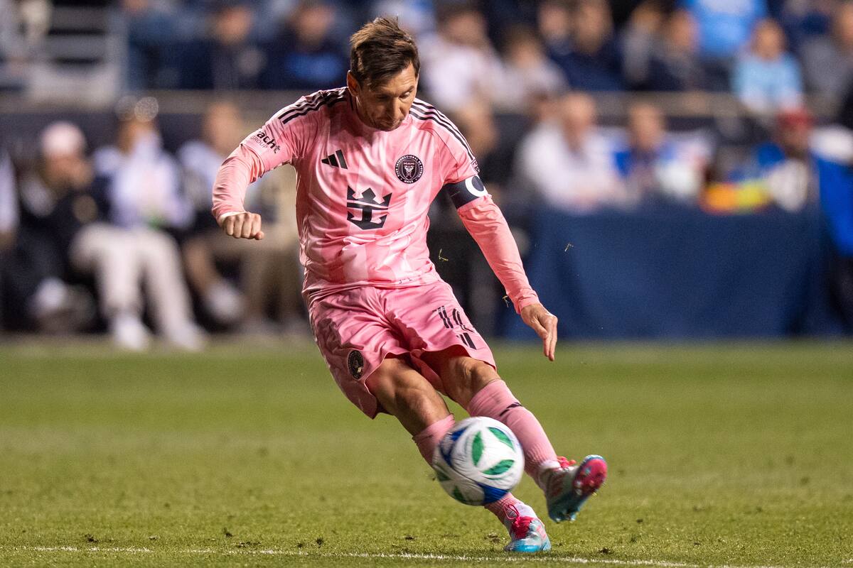 Lionel Messi del Inter de Miami patea el tiro libre para marcar un gol durante la segunda mitad de un partido de fútbol de la MLS contra el Philadelphia Union. //AP