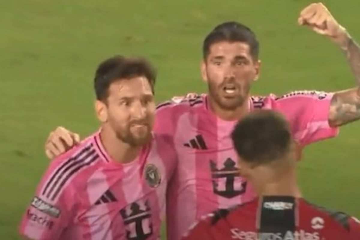 Lionel Messi tuvo un duelo particular con Matías Cóccaro, en el duelo entre Inter Miami y Atlas. Foto: Captura de video.