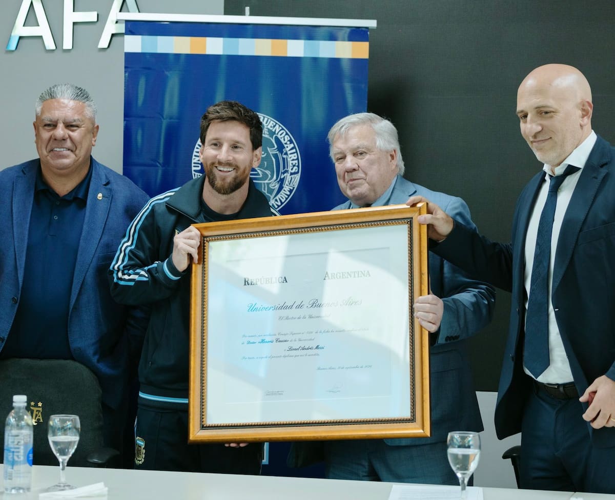 El reconocimiento destacó no solo su carrera deportiva, sino también su impacto social y su vínculo con la identidad argentina. /FOTO: @UBAonline