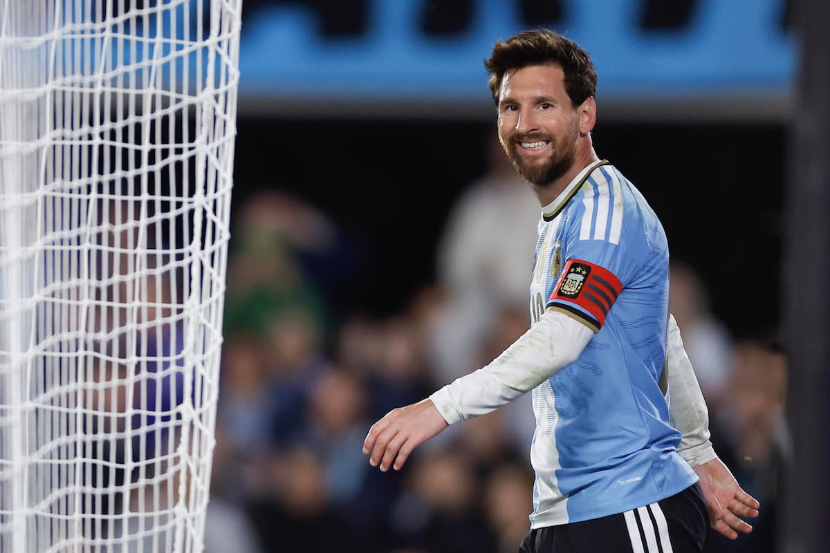 El 10 marcó de penal el último gol de su carrera con la Albiceleste, poniendo el tercer tanto de la noche. /FOTO: EFE