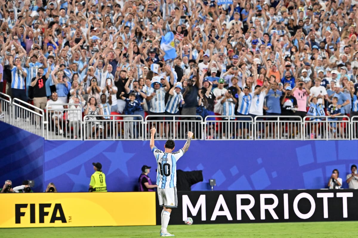KANSAS CITY (United States), 31/08/2026.- (FILE) - Lionel Messi of Argentina celebrates with supporters after scoring the 2-0 goal during the FIFA World Cup 2026 group stage match Argentina against Algeria, in Kansas City, Missouri, USA, 16 June 2026 (Reissued 31 August 2026). Lionel Messi announed his retirement from international soccer on 31 August 2026. (Mundial de Fútbol) EFE/EPA/AMY KONTRAS