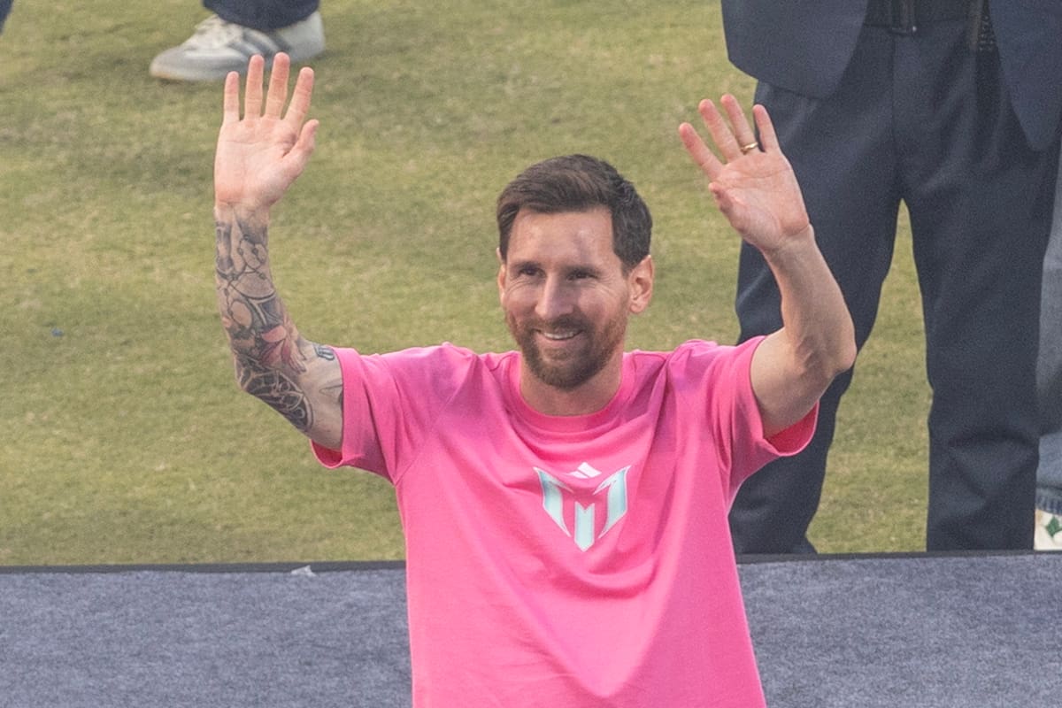 NEW DELHI (India), 15/12/2025.- Lionel Messi waves to fans at Arun Jaitley Stadium in New Delhi, India, 15 December 2025. Messi is visiting India as part of his GOAT (Greatest Of All Time) Tour, having already visited Kolkata, Hyderabad, and Mumbai, and is now in New Delhi. (Nueva Delhi) EFE/EPA/RAJAT GUPTA
