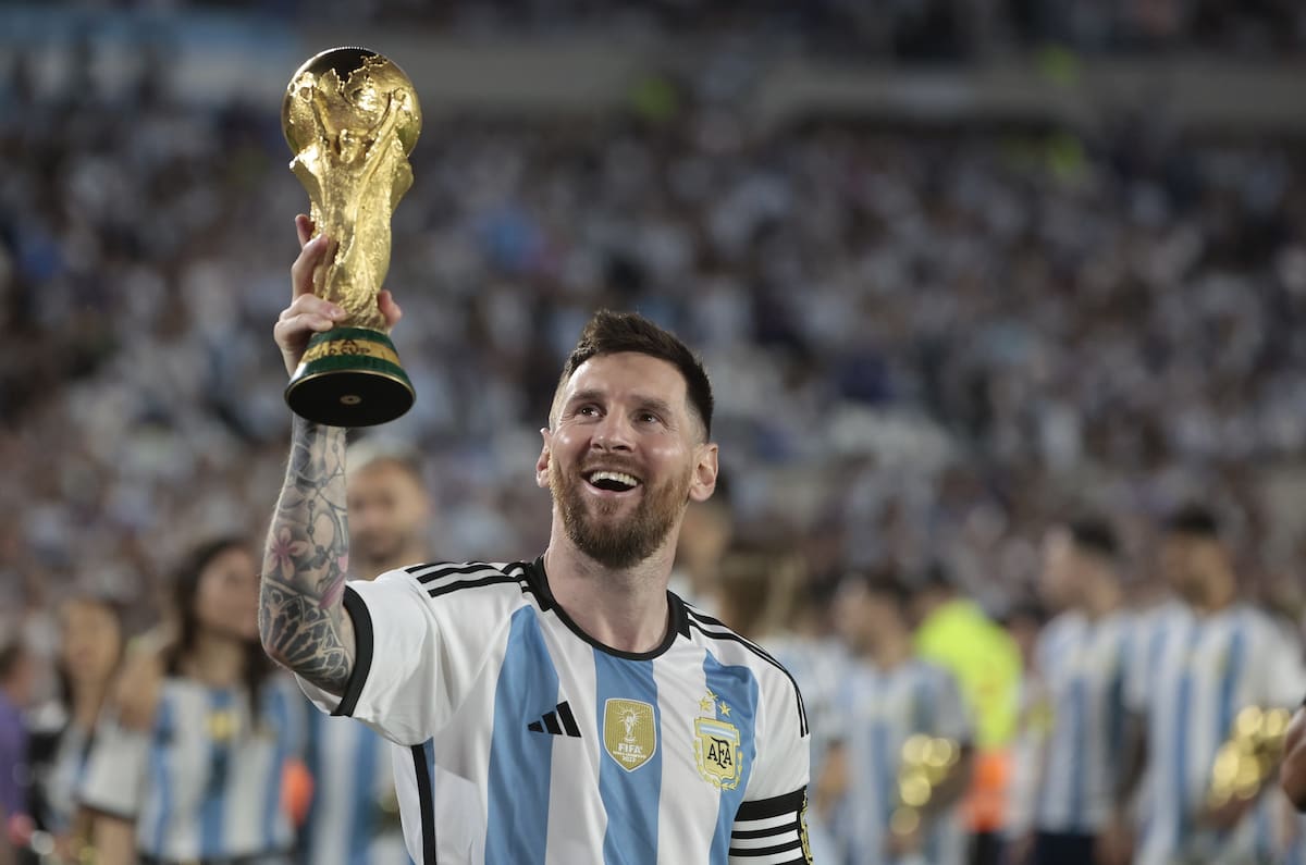 El futbolista argentino Leo Messi, considerado uno de los mejores jugadores de la historia y campeón del mundo con su selección en 2022, ha sido galardonado este miércoles con el Premio Princesa de Asturias de los Deportes 2026. En la imagen, Lionel Messi camina con el trofeo de la Copa Mundo en un homenaje, al final de un partido amistoso ante Panamá en el estadio Monumental, el 23 de marzo de 2023, en Buenos Aires (Argentina). EFE/Juan Ignacio Roncoroni