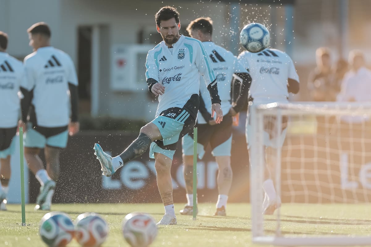 AME3152. EZEIZA (ARGENTINA), 05/10/2026.- Lionel Messi de argentina participa en un entrenamiento este lunes, en Ezeiza (Argentina). Argentina se prepara para despedir de la selección a Messi con una serie de homenajes dentro y fuera del estadio Monumental, al tiempo que se despliegan distintas iniciativas de los aficionados para rendir tributo al capitán tras 21 años de trayectoria con la Albiceleste. EFE/ Juan Ignacio Roncoroni