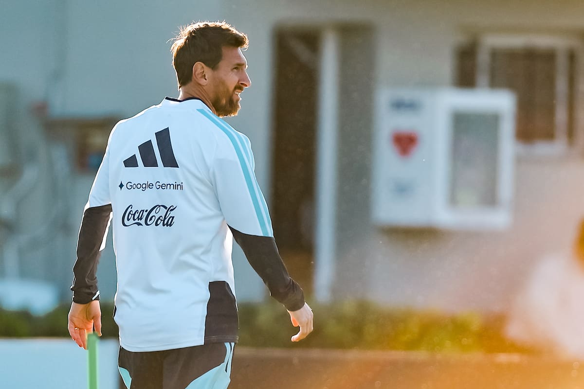 AME3152. EZEIZA (ARGENTINA), 05/10/2026.- Lionel Messi de argentina participa en un entrenamiento este lunes, en Ezeiza (Argentina). Argentina se prepara para despedir de la selección a Messi con una serie de homenajes dentro y fuera del estadio Monumental, al tiempo que se despliegan distintas iniciativas de los aficionados para rendir tributo al capitán tras 21 años de trayectoria con la Albiceleste. EFE/ Juan Ignacio Roncoroni