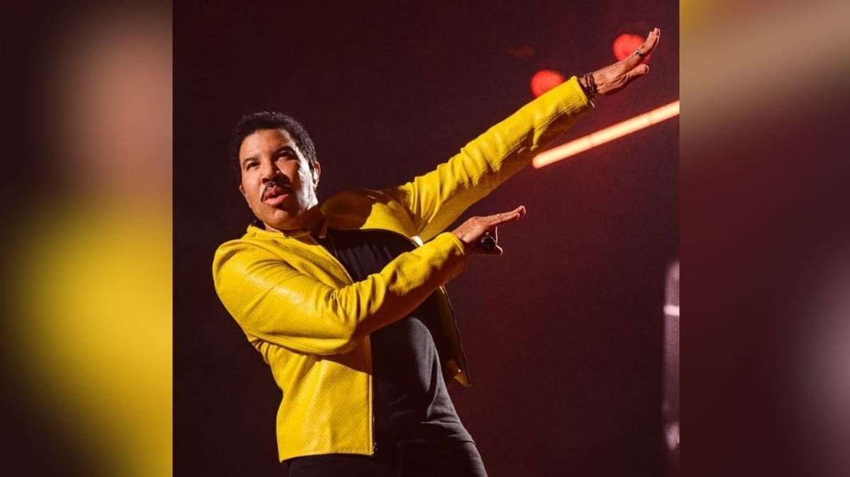 Lionel Richie sale del hospital tras someterse a pruebas de corazón.
