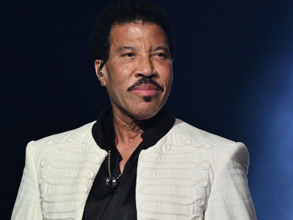 El cantante de 77 años, Lionel Richie, tuvo dificultades para concluir su presentación y pidió una silla durante la última canción. Tras el espectáculo, ingresó a un hospital para realizarse exámenes médicos. Posteriormente fue dado de alta y se encuentra en casa.