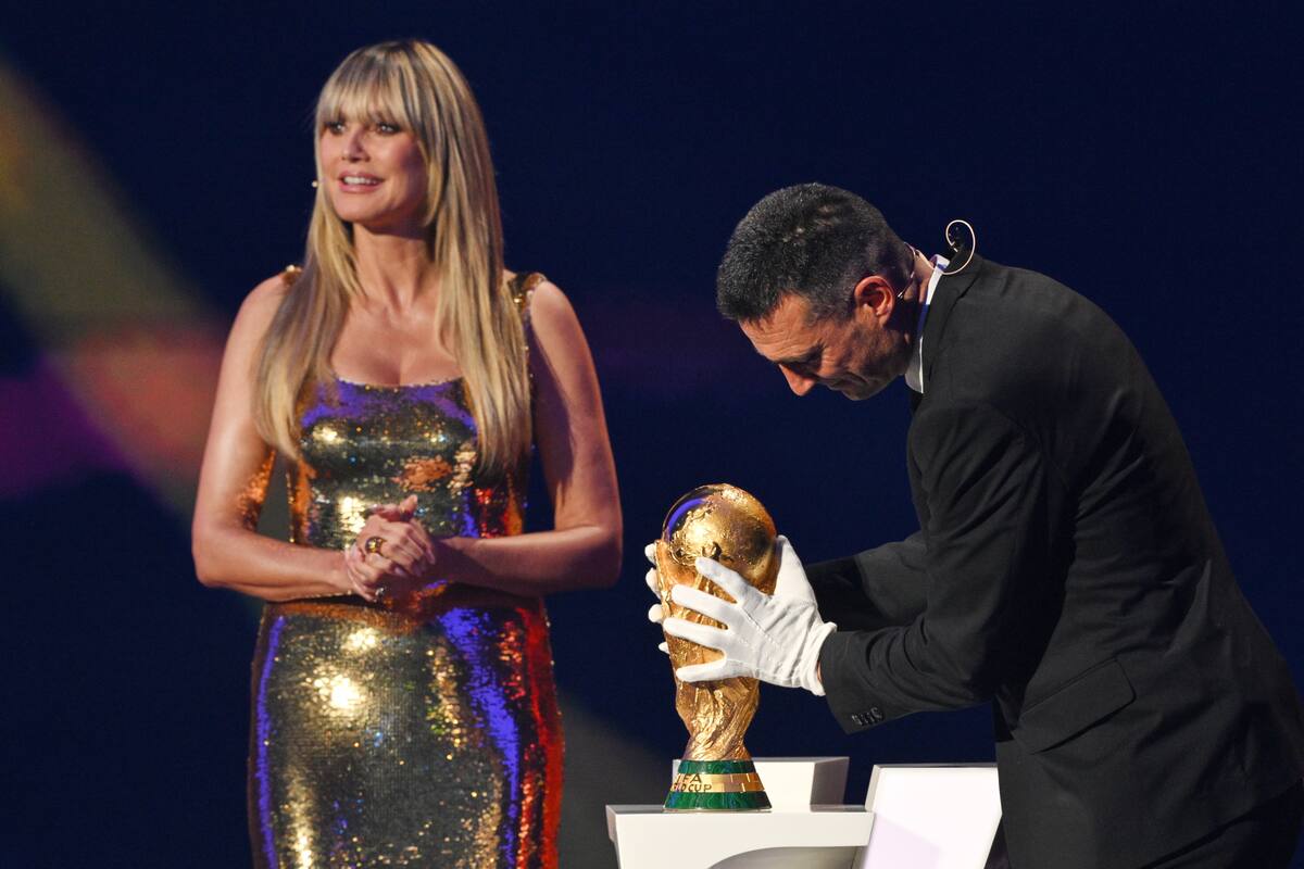 La modelo Heidi Klum observa cómo el entrenador de Argentina, Lionel Scaloni, devuelve el trofeo de la Copa del Mundo al escenario durante el sorteo para la Copa Mundial de fútbol de 2026. //Foto, AP: Mandel Ngan/Pool