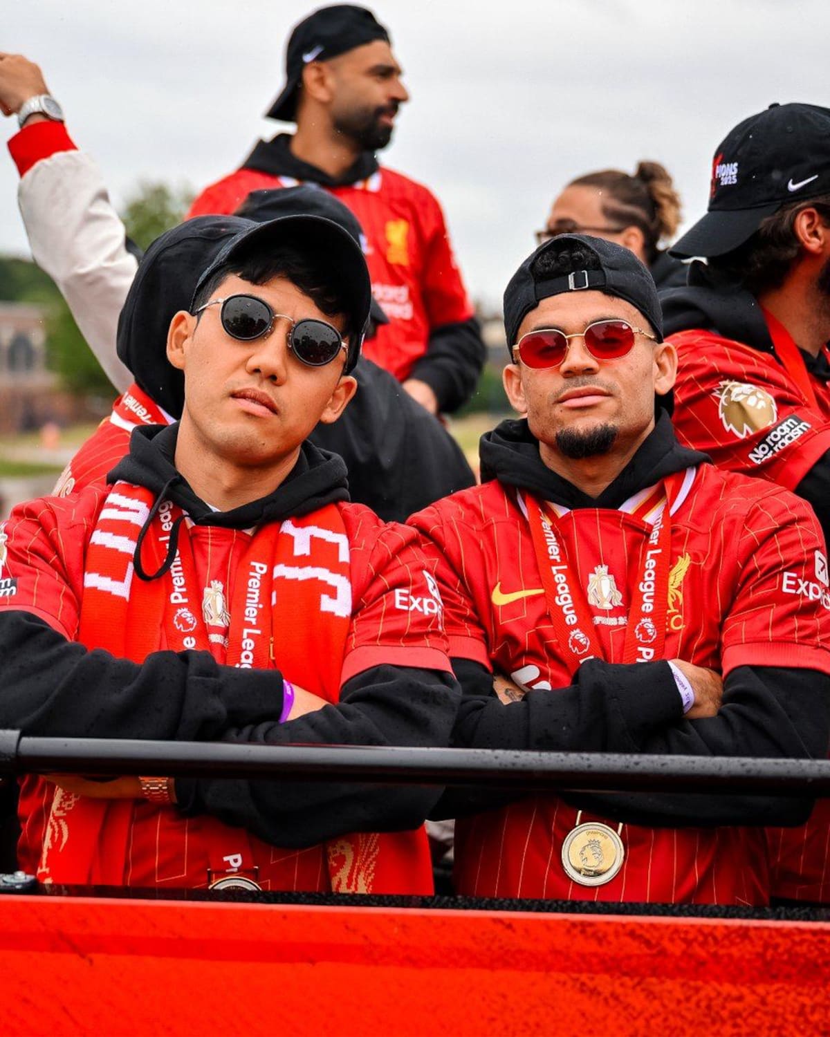 Luis Díaz junto a Wataru Endō en la celebración de la Premier League 2024/25. Foto: 'X' Liverpool.