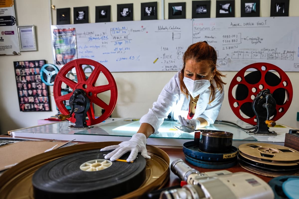 Lizbeth Torres ha dedicado años a rescatar películas, fotografías y registros audiovisuales que cuentan la historia de Santander. Su trabajo al frente de la Fundación Cineteca Pública la convirtió en una de las guardianas de la memoria audiovisual del departamento.