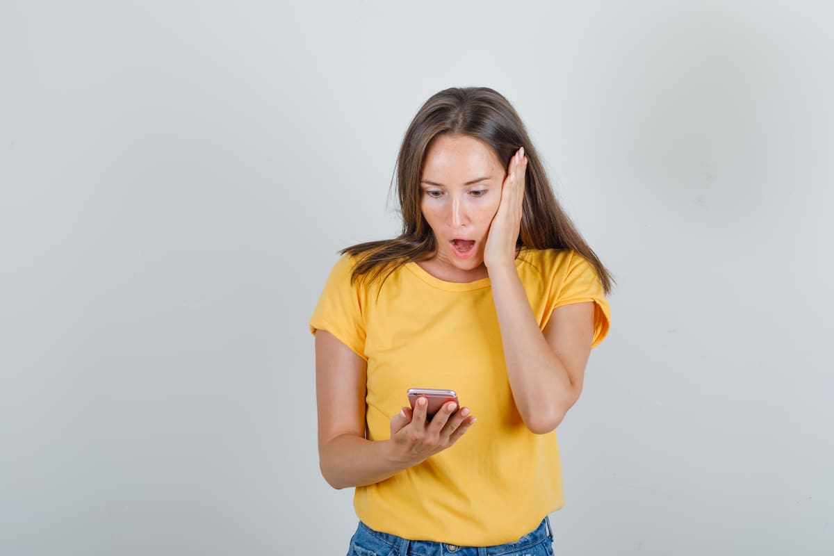 Si te llama un número desconocido, la recomendación de los expertos es guardar silencio. Herramientas de IA permiten clonar tu voz con solo unos segundos de audio para realizar estafas a tus familiares o bancos.