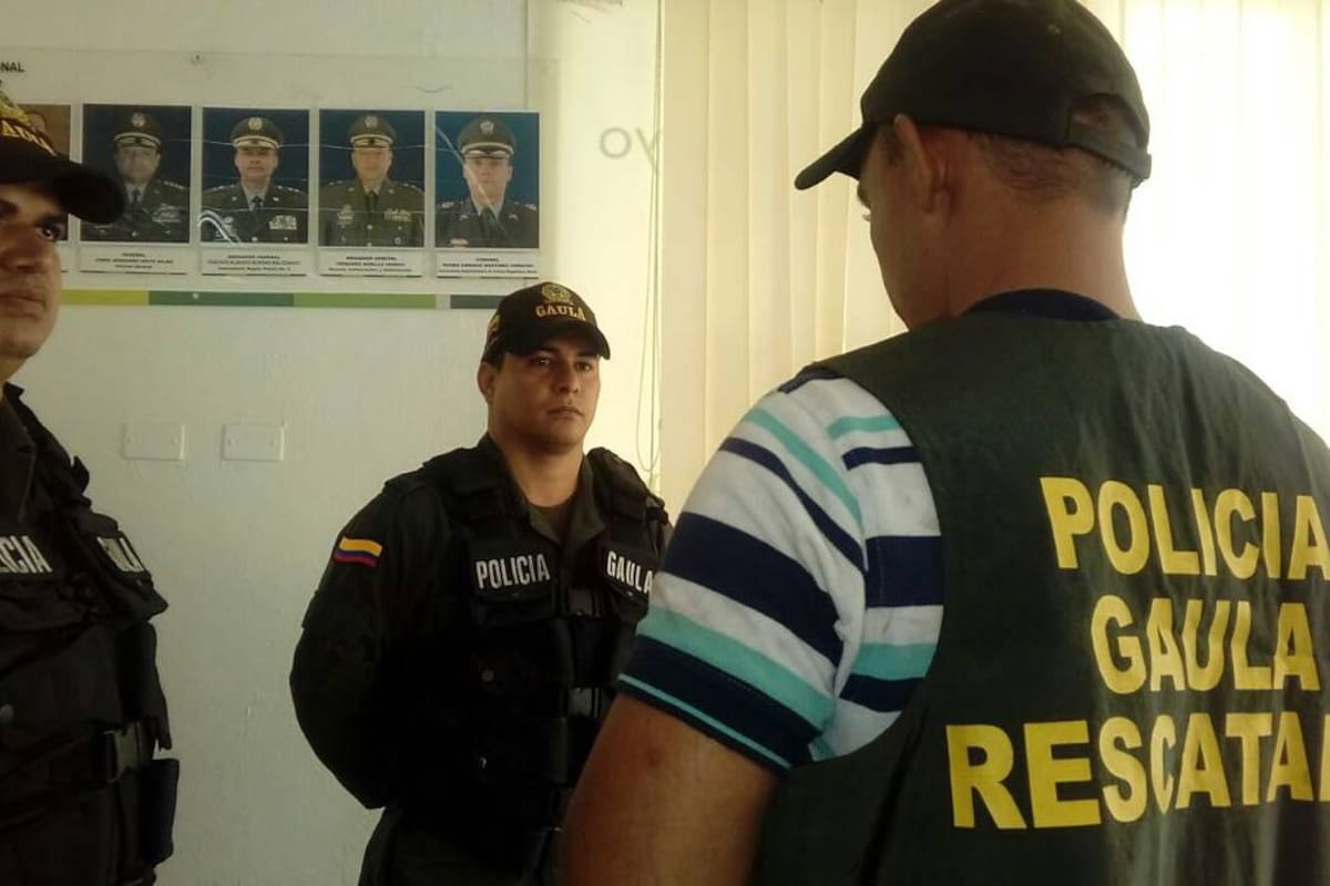 Este es el momento en que el camionero es asistido por miembros del Gaula de la Policía, después del intento de secuestro del que fue víctima. (Foto: Suministrada/VANGUARDIA LIBERAL)